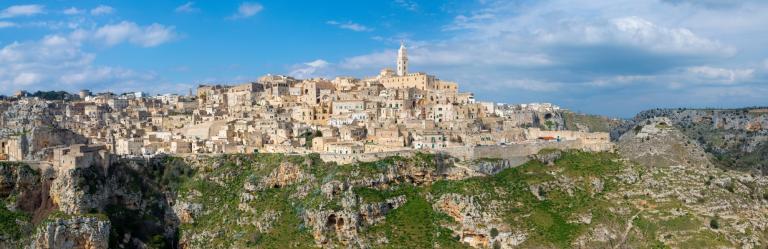 Vista panorámica de los Sassi de Matera, una parada imprescindible en los viajes a pie por Puglia y Matera