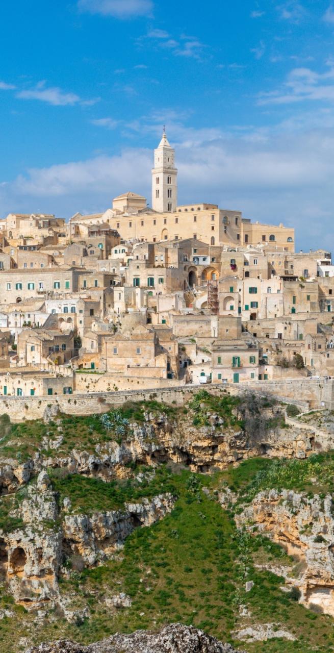 Vista panorámica de los Sassi de Matera, una parada imprescindible en los viajes a pie por Puglia y Matera