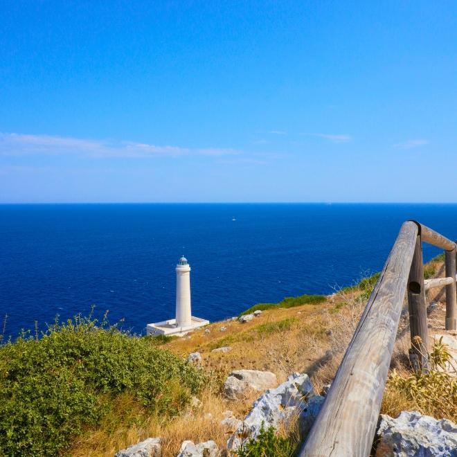 Faro de Punta Palascia en Otranto, mirador sobre el mar Adriático durante los viajes a pie por Puglia y Matera