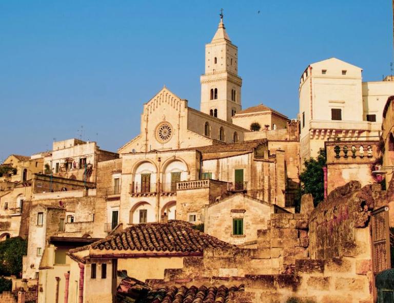 Vista del casco antiguo de Matera con sus casas de piedra – viajes a pie por Puglia y Matera