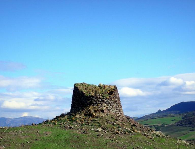 sardegna veduta nuraghe su collina