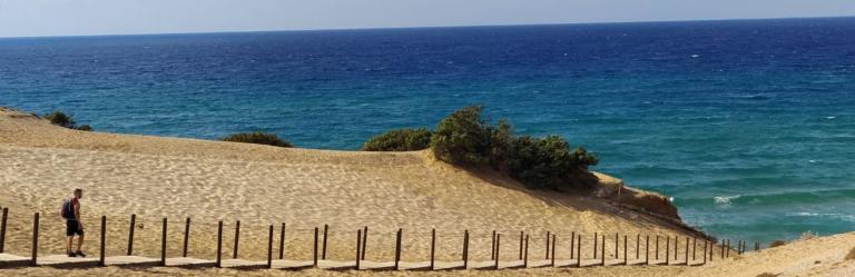 Sardegna uomo trekking sulla spiaggia