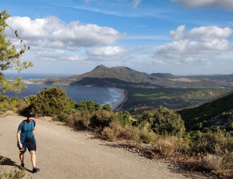 sardegna trekking su sentiero con vista mare