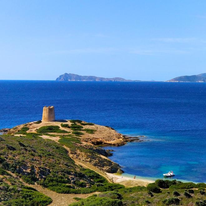 sardegna paesaggio marino costa con torre