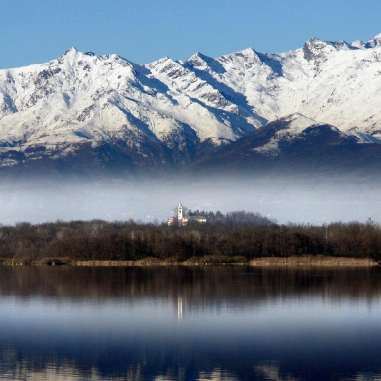 Caminata en Piamonte junto a un lago con los Alpes italianos de fondo