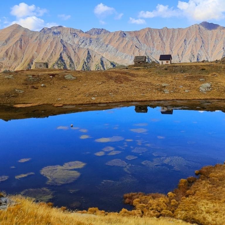 Senderismo en Piamonte por senderos alpinos con vistas espectaculares
