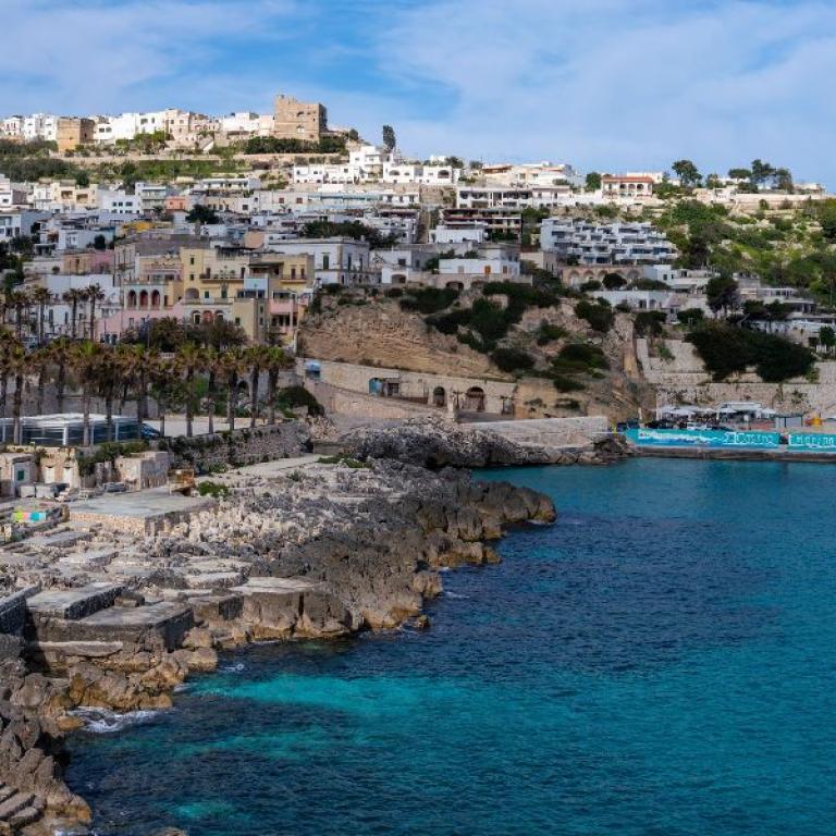 Scenic coastal trail with turquoise sea views during hiking in Southern Italy