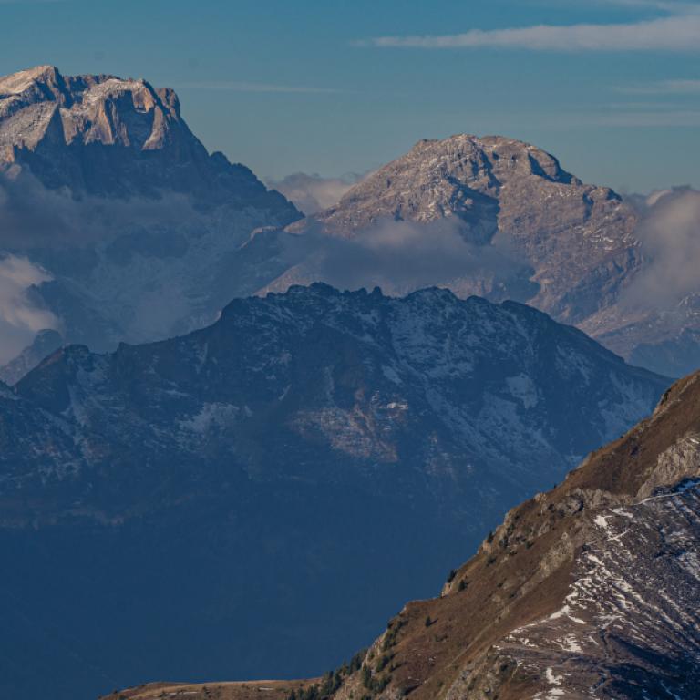 Dolomitas con picos nevados y cielo azul en unas Vacaciones en el Norte de Italia
