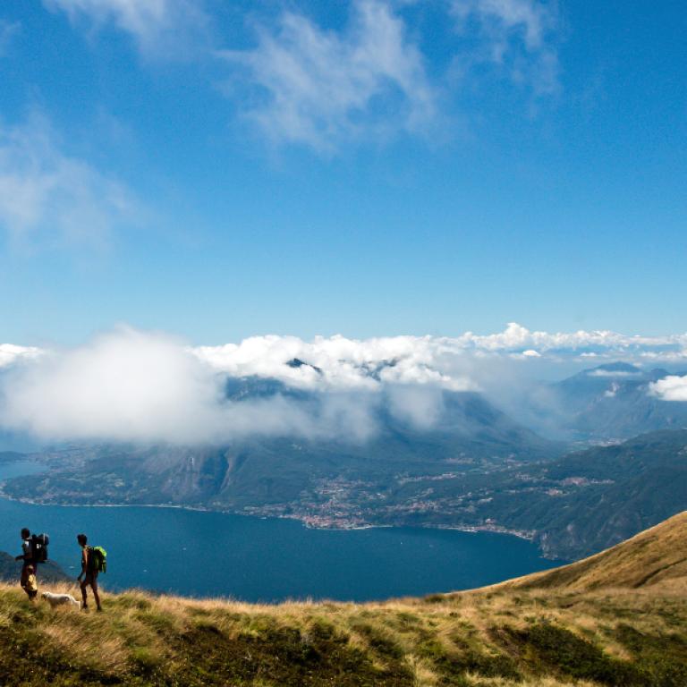 Lago rodeado de montañas en unas Vacaciones en el Norte de Italia