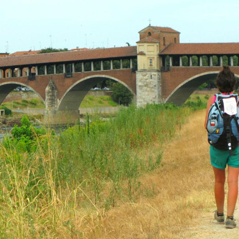 Excursionistas cruzando un sendero panorámico en unas Vacaciones en el Norte de Italia