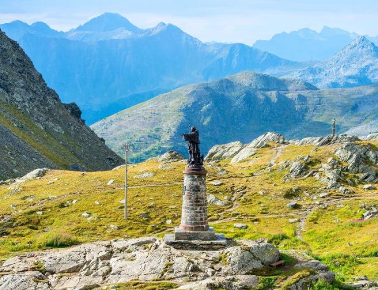 recorriendo la Vía Francígena en el Paso del Gran San Bernardo durante unas Vacaciones en el Norte de Italia