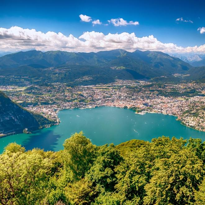 Senderistas caminando entre prados alpinos en unas Vacaciones en el Norte de Italia