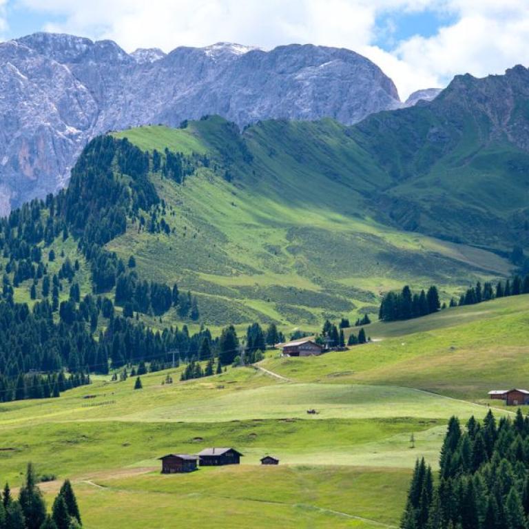 Dolomitas con picos nevados y cielo azul en unas Vacaciones en el Norte de Italia