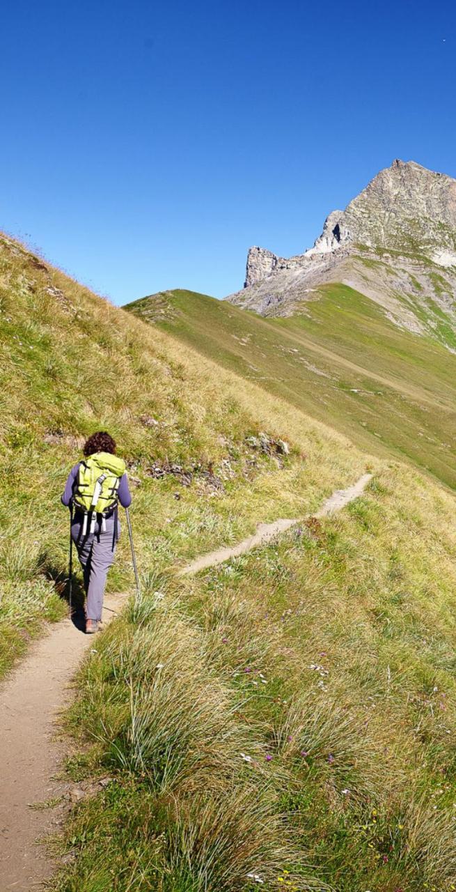 viaggi a piedi camminatrice su sentiero di montagna