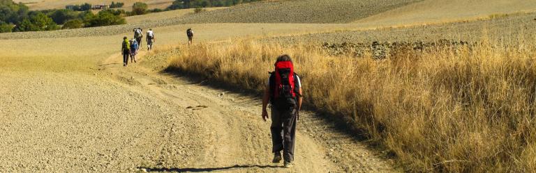 zaino in spalla cammino colline toscane
