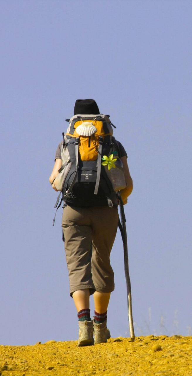 zaino in spalla cammino colline toscane