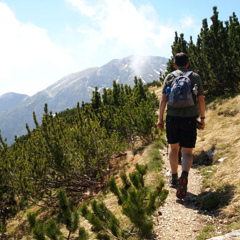 Zaino in spalla camminatore sentiero di montagna