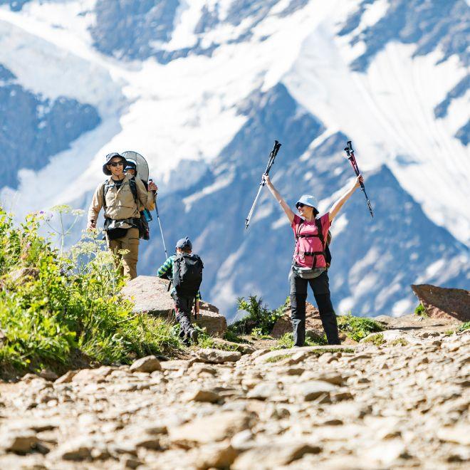 viaggi per famiglie gruppo ragazzi trekking bastoncini