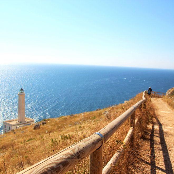 Viaggi facili sentiero discesa verso il mare