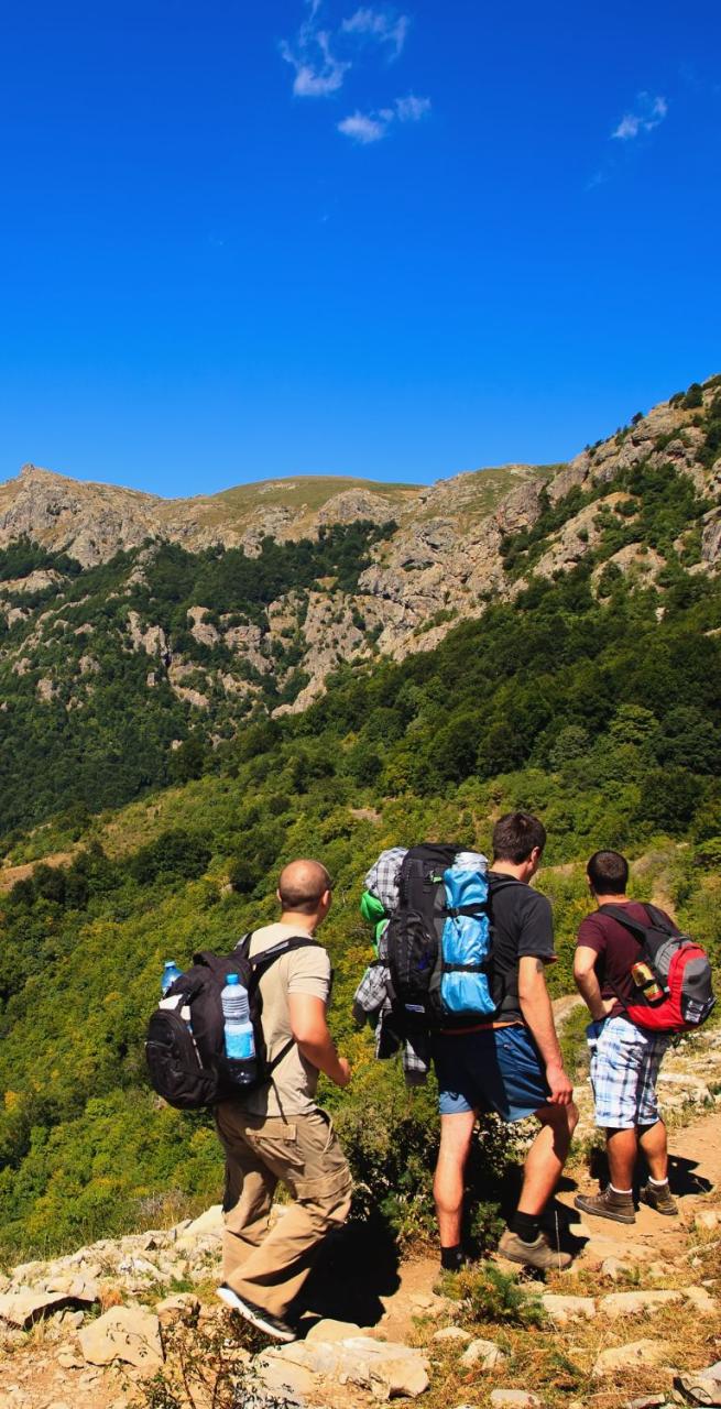 viaggi su misura camminatori su sentiero montagna