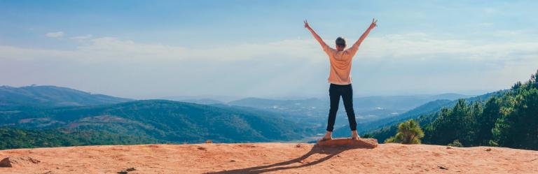 viaggi su misura camminatori su sentiero montagna