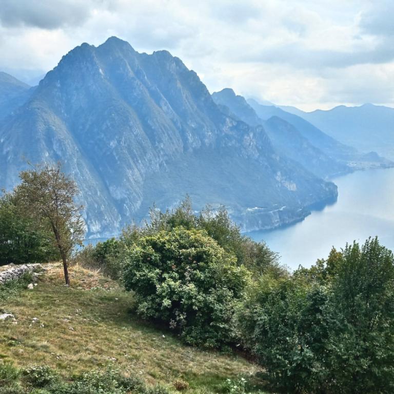 vista panoramica di montagne a picco sul lago di iseo durante un trekking intorno al lago