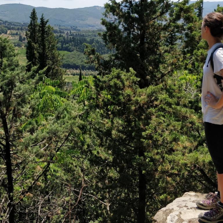 camminatrice osserva il panorama lungo Via degli Dei versione Facile