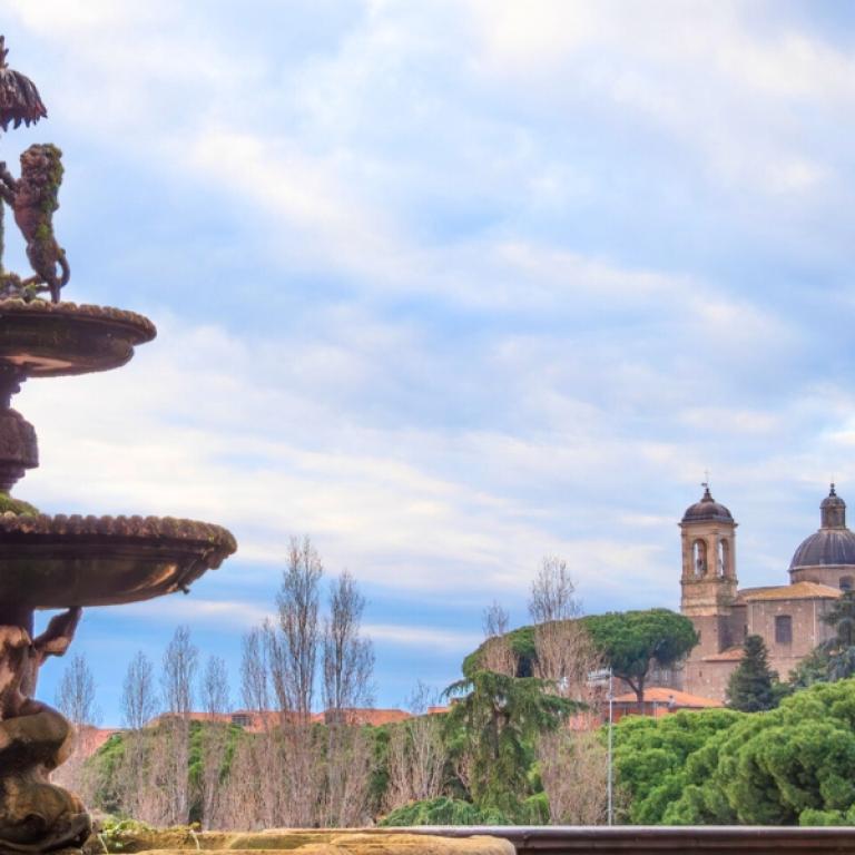 Veduta di Viterbo lungo gli ultimi 100 km Via Francigena con fontana storica in primo piano