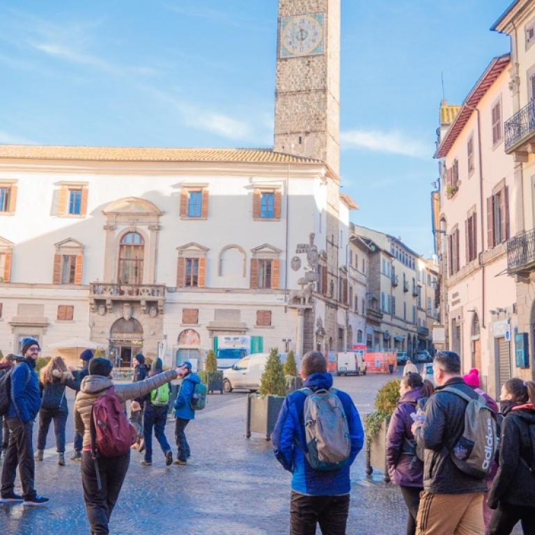 Pellegrini in centro a Viterbo durante gli ultimi 100 km Via Francigena