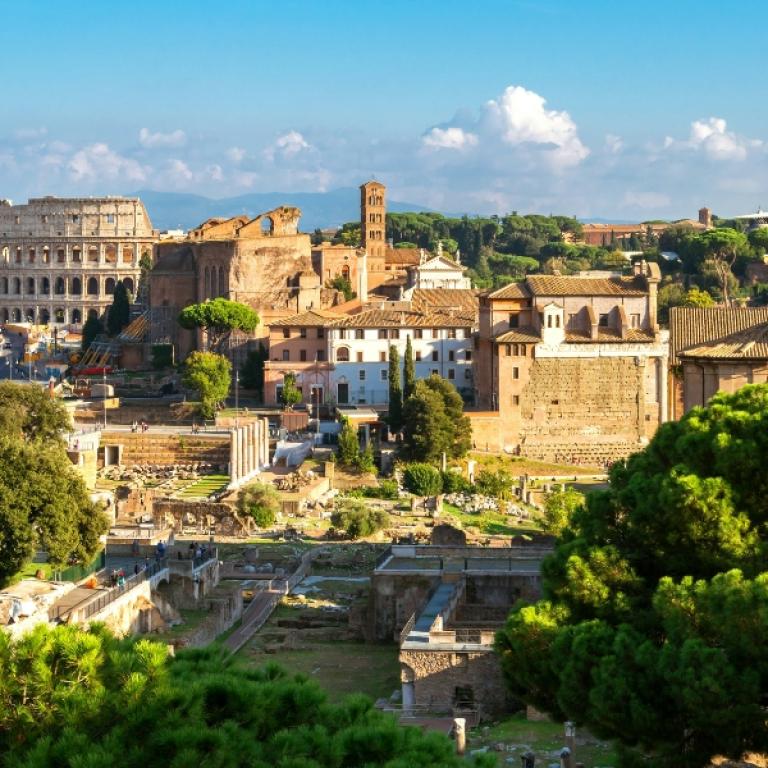 Arrivo a Roma lungo gli ultimi 100 km Via Francigena con vista su Colosseo e Fori Imperiali