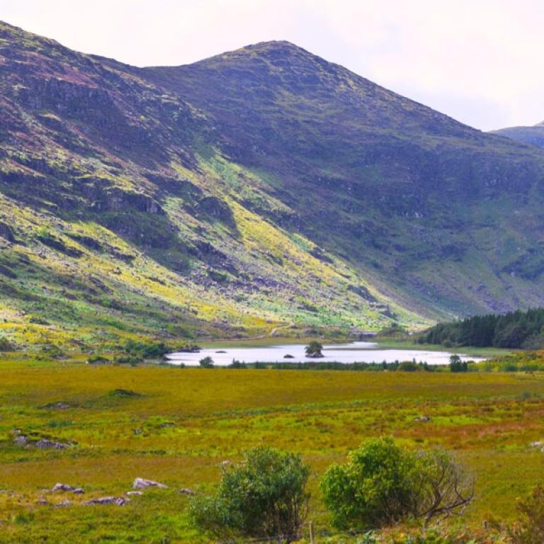 Ruta de senderismo Kerry Way con montañas y valles verdes