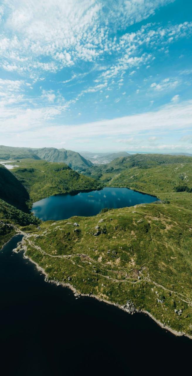 Viaggi a piedi e Trekking in Norvegia panorama e campo di grano