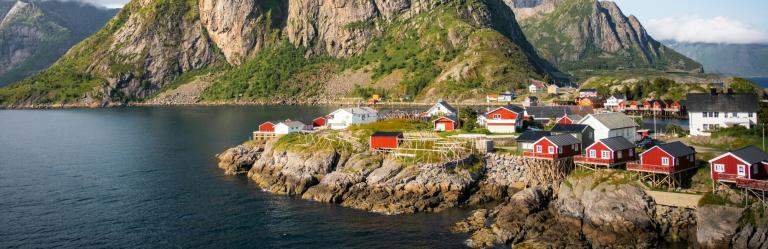Viaggi a piedi e Trekking in Norvegia panorama e campo di grano