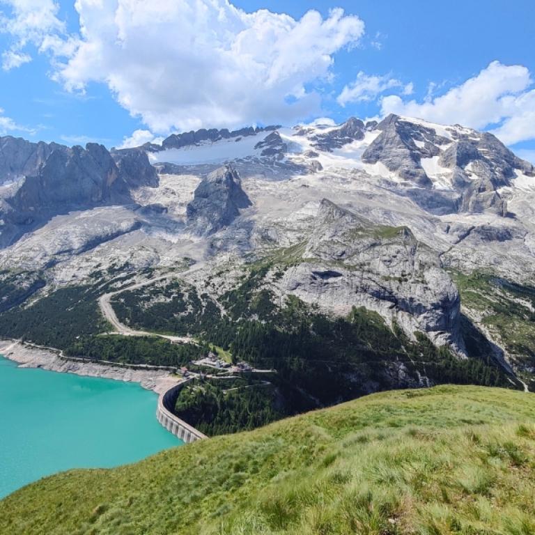 Sendero con vistas abiertas a las montañas de la Val di Fassa