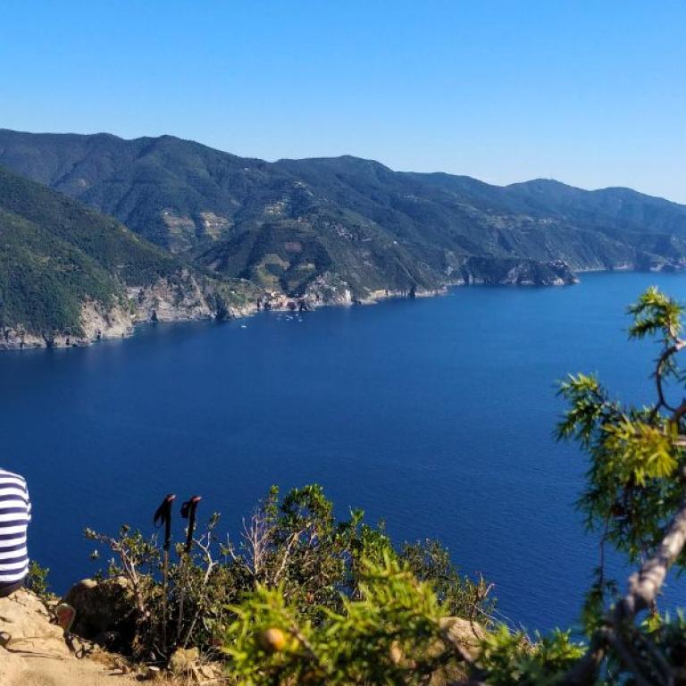 2 hikers admiring punta mesco during a walking holiday in liguria