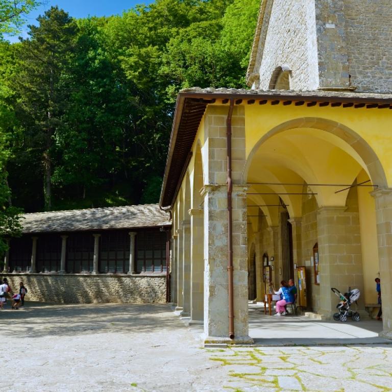 Santuario francescano della Verna circondato dai boschi dell’Appennino lungo la Via di Francesco da Firenze a Roma