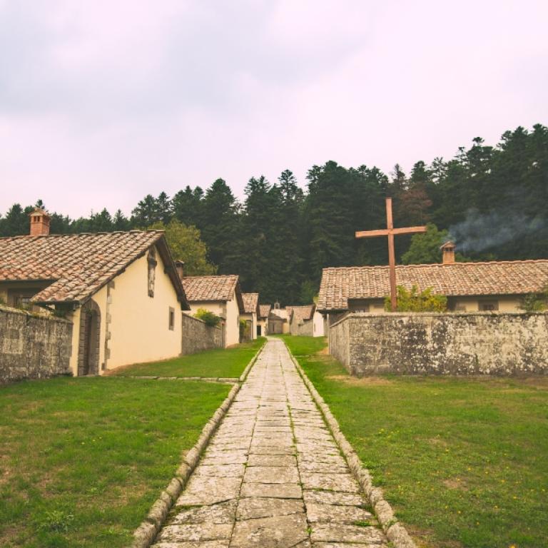 Antico eremo francescano immerso nella quiete dei boschi, tappa spirituale della Via di Francesco da Firenze a Roma
