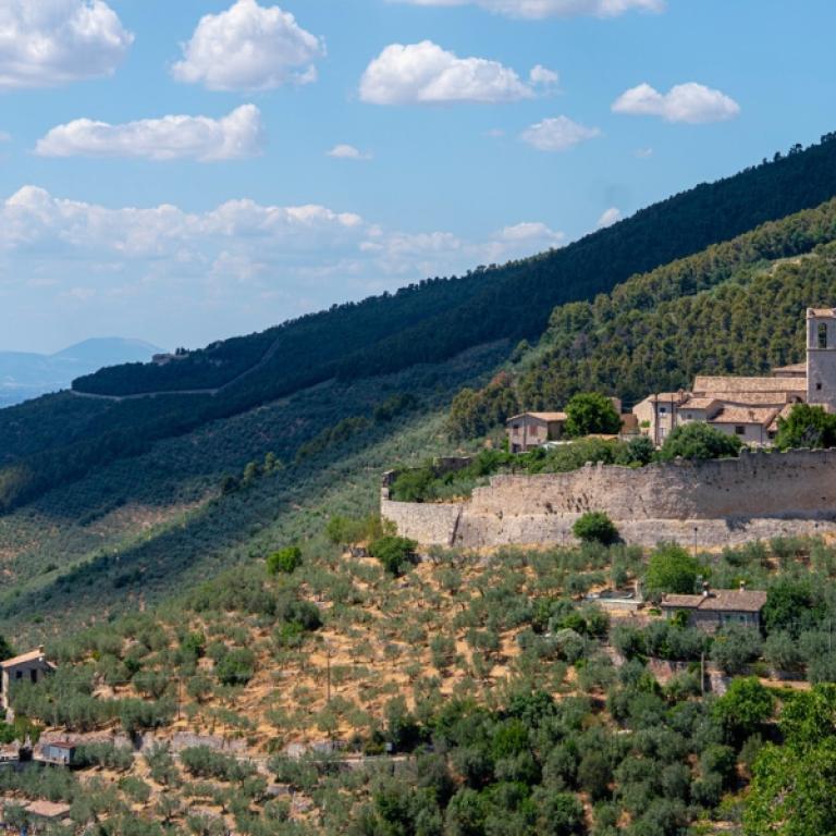Borgo fortificato arroccato sulle colline umbre lungo il percorso della Via di Francesco da Firenze a Roma