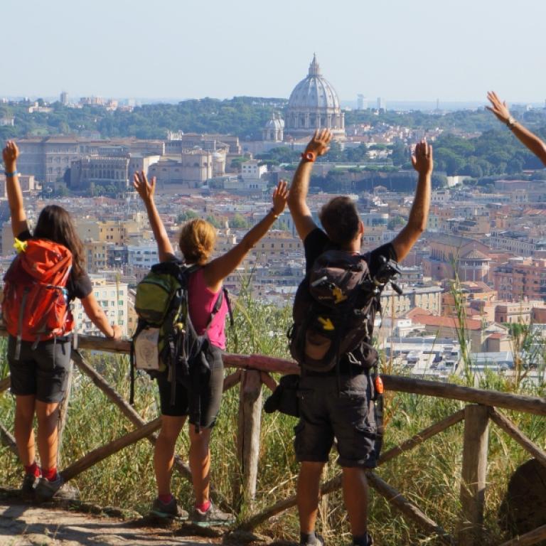 Camminatori all’arrivo a Roma con vista sulla cupola di San Pietro, conclusione della Via di Francesco da Firenze a Roma
