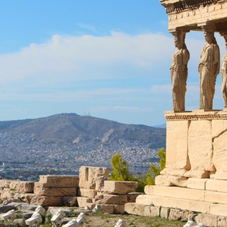 Le Cariatidi dell’Eretteo sull’Acropoli di Atene durante un weekend culturale