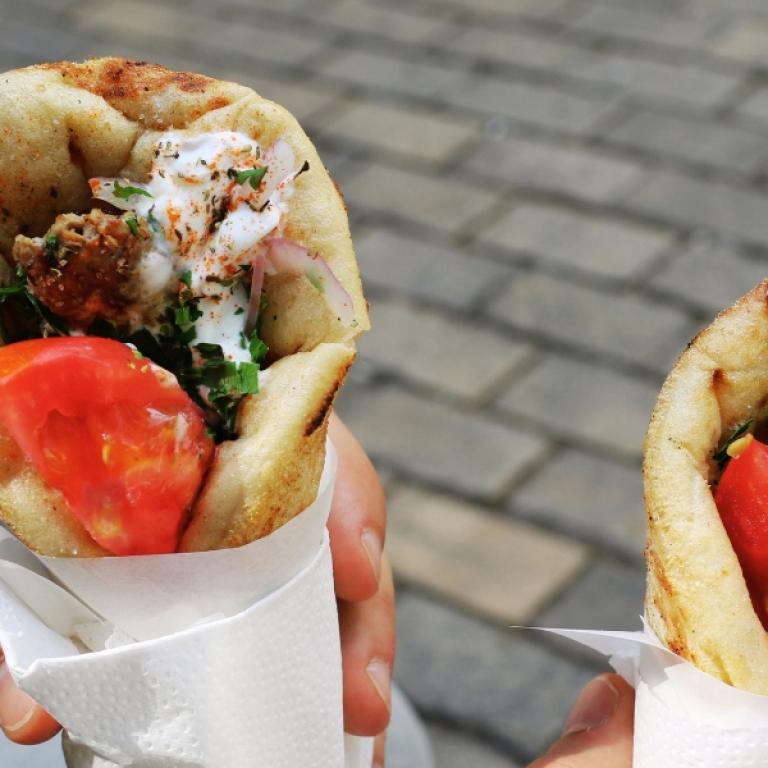 Assaggio di autentico street food greco durante un weekend ad Atene