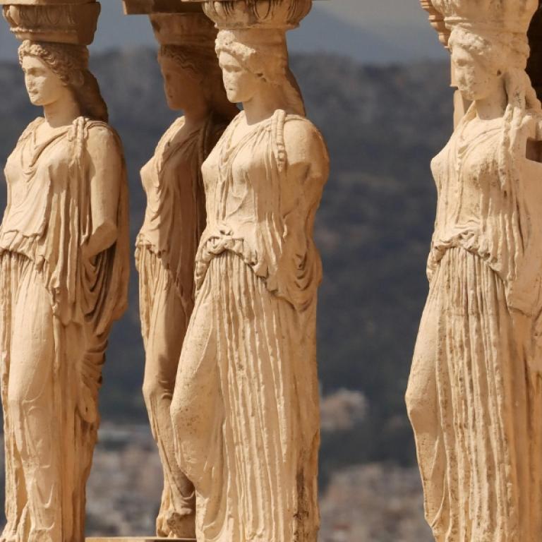 Dettaglio delle Cariatidi dell’Acropoli, simbolo di un weekend ad Atene