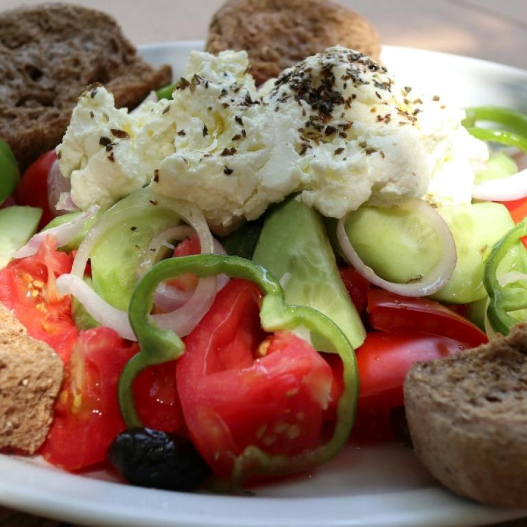 Insalata greca tradizionale gustata durante un weekend ad Atene