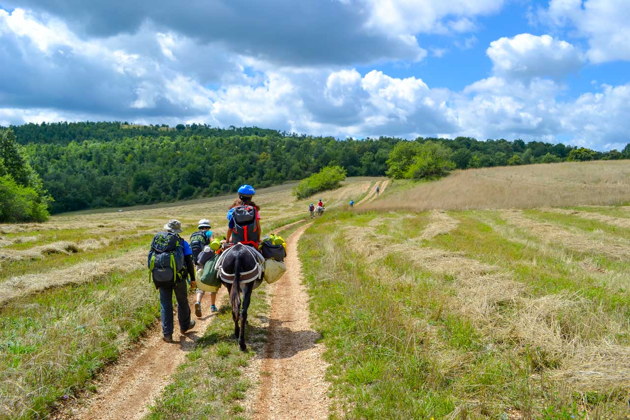 Escursionisti su un sentiero tranquillo del Cammino di San Benedetto tra Umbria e Lazio