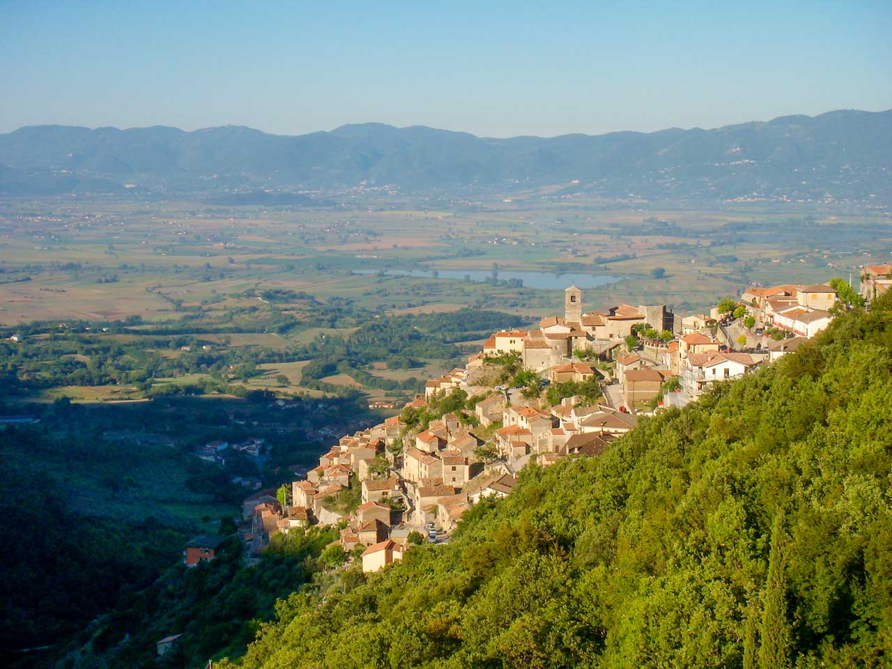 Veduta del Monte Bustone in Umbria sul Cammino di San Benedetto verso Norcia
