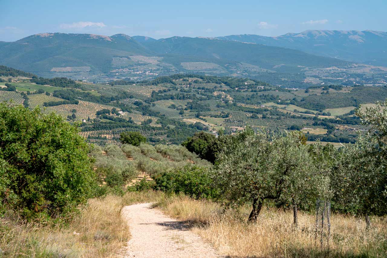 Splendido panorama montano lungo la Via di Francesco