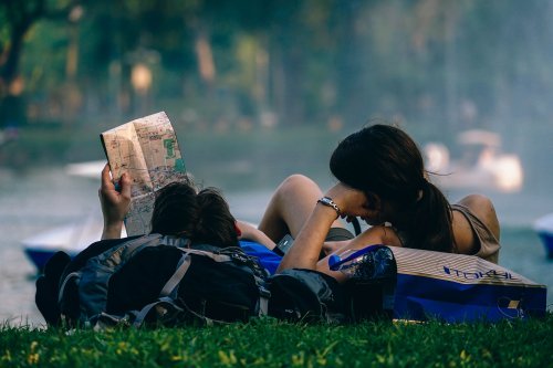 Ragazzi distesi durante un cammino 